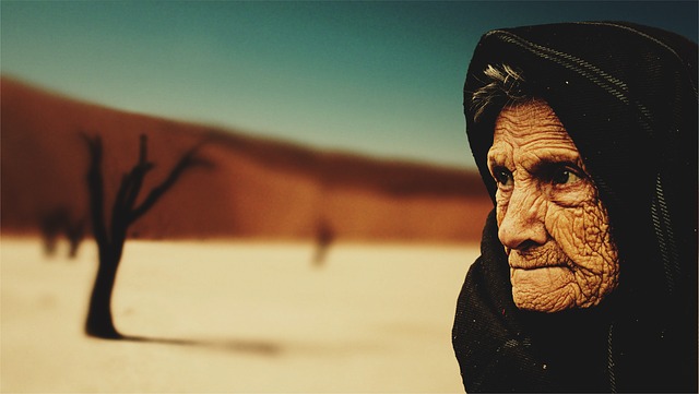 stará žena na poušti